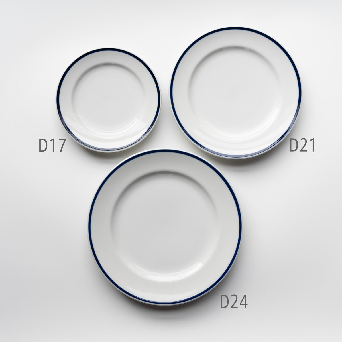 青いラインのお皿３サイズ比較
