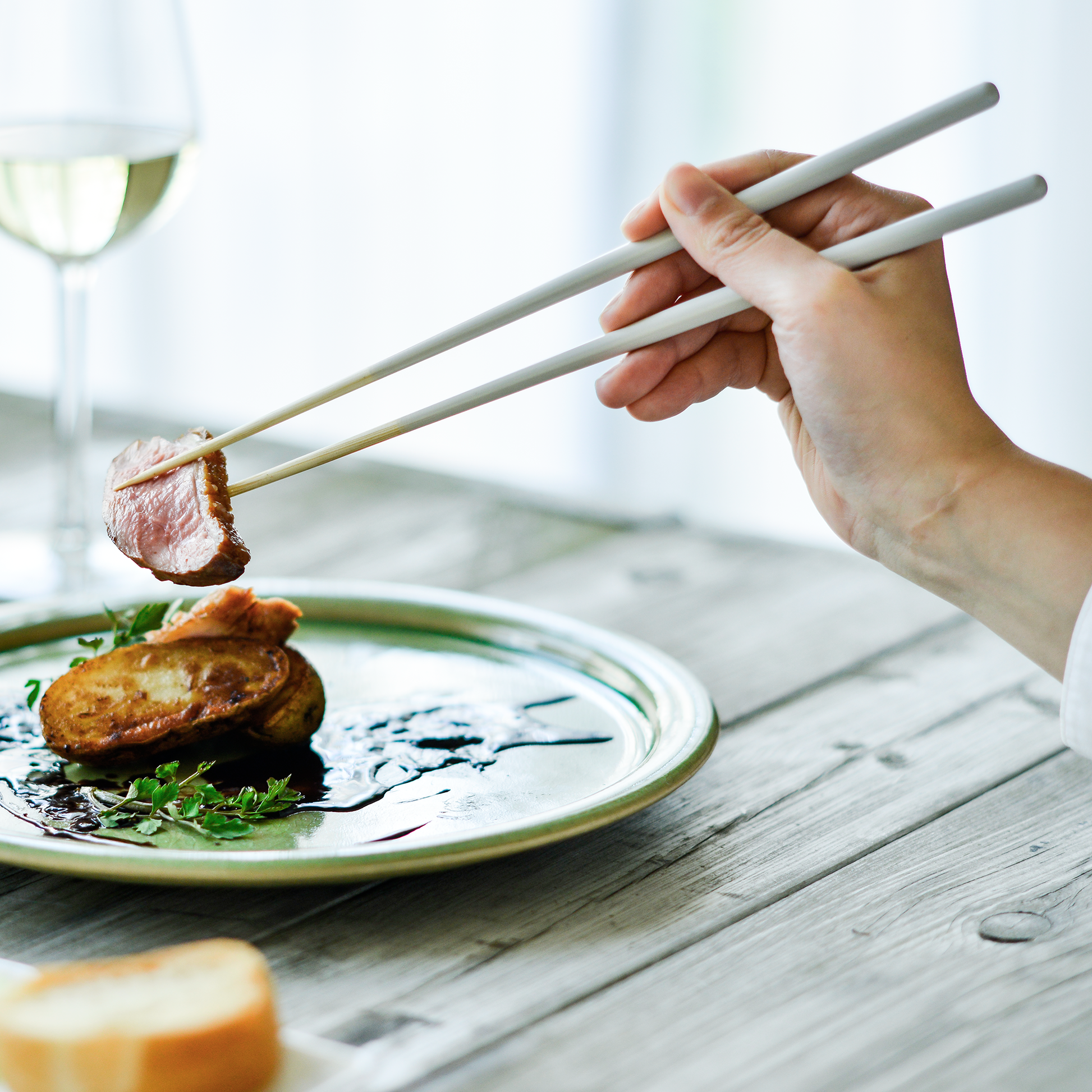 STIIK セラミックグレー ステーキを食べる