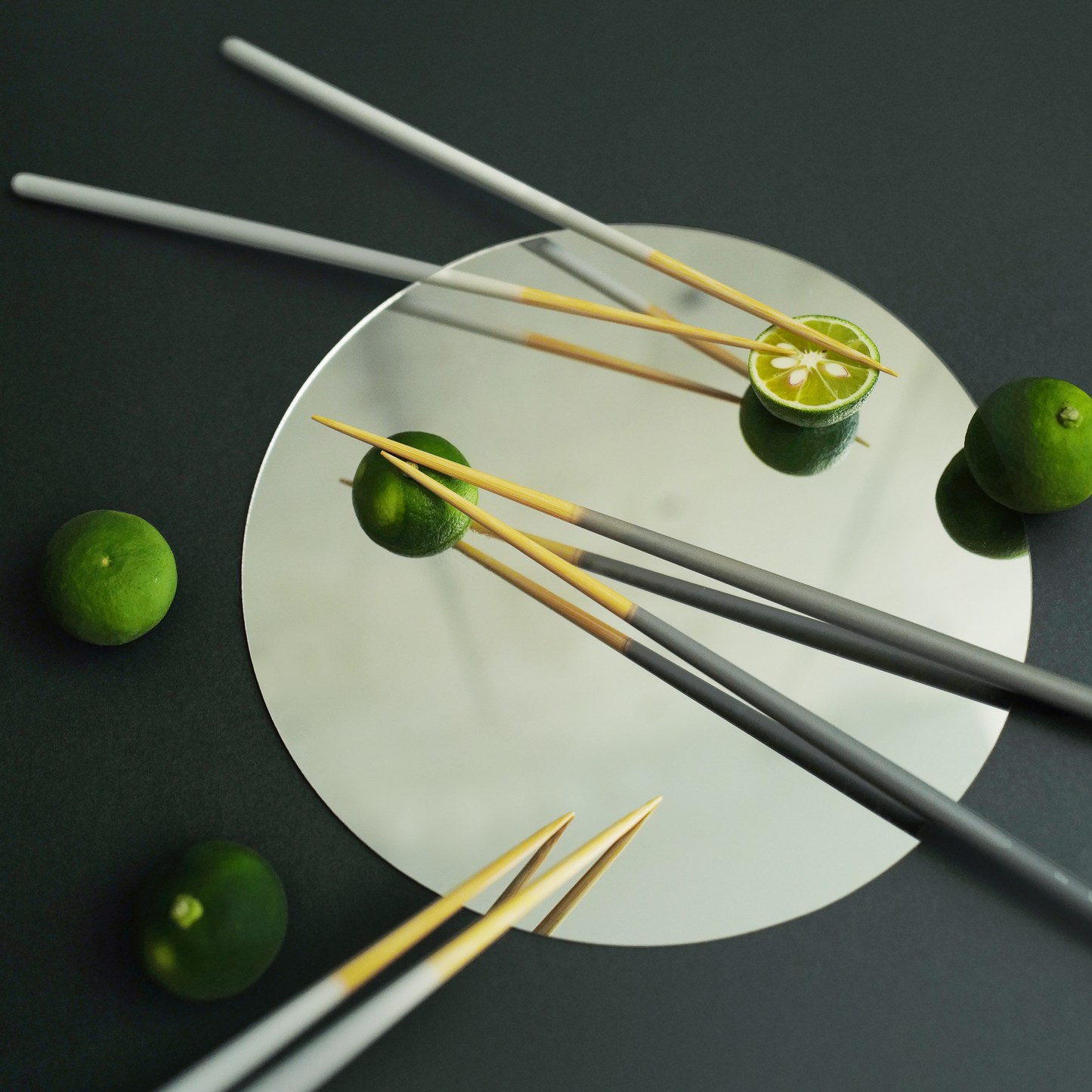 鏡に映った箸 ユズ モノトーン