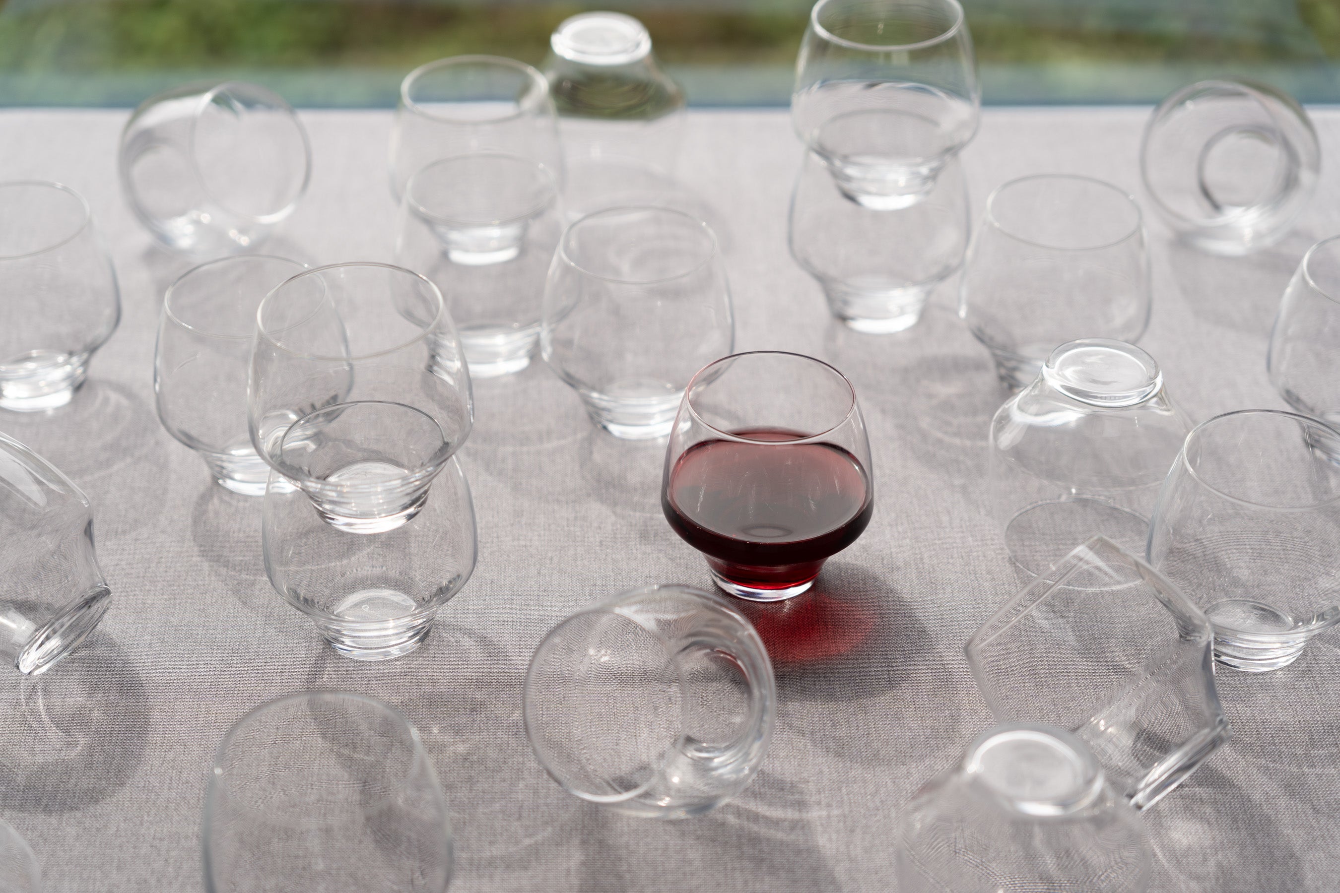 黒い金属製食器スタンド スクロールデザイン まるで絵画のような色彩。「飾るような収納」を叶える陶磁器製