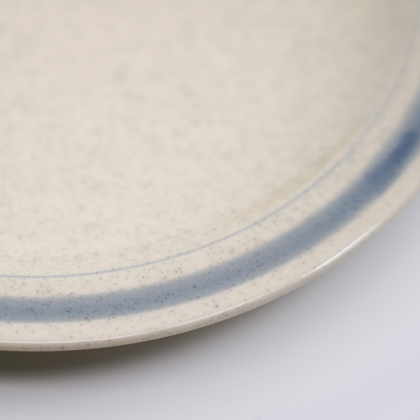 グレーのラインとゴマ