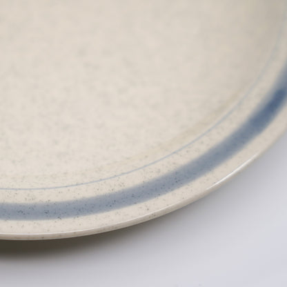 グレーのラインとゴマ