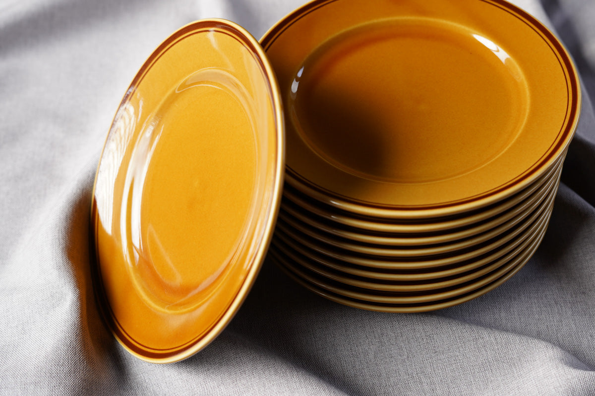 アンバー色のレトロなお皿