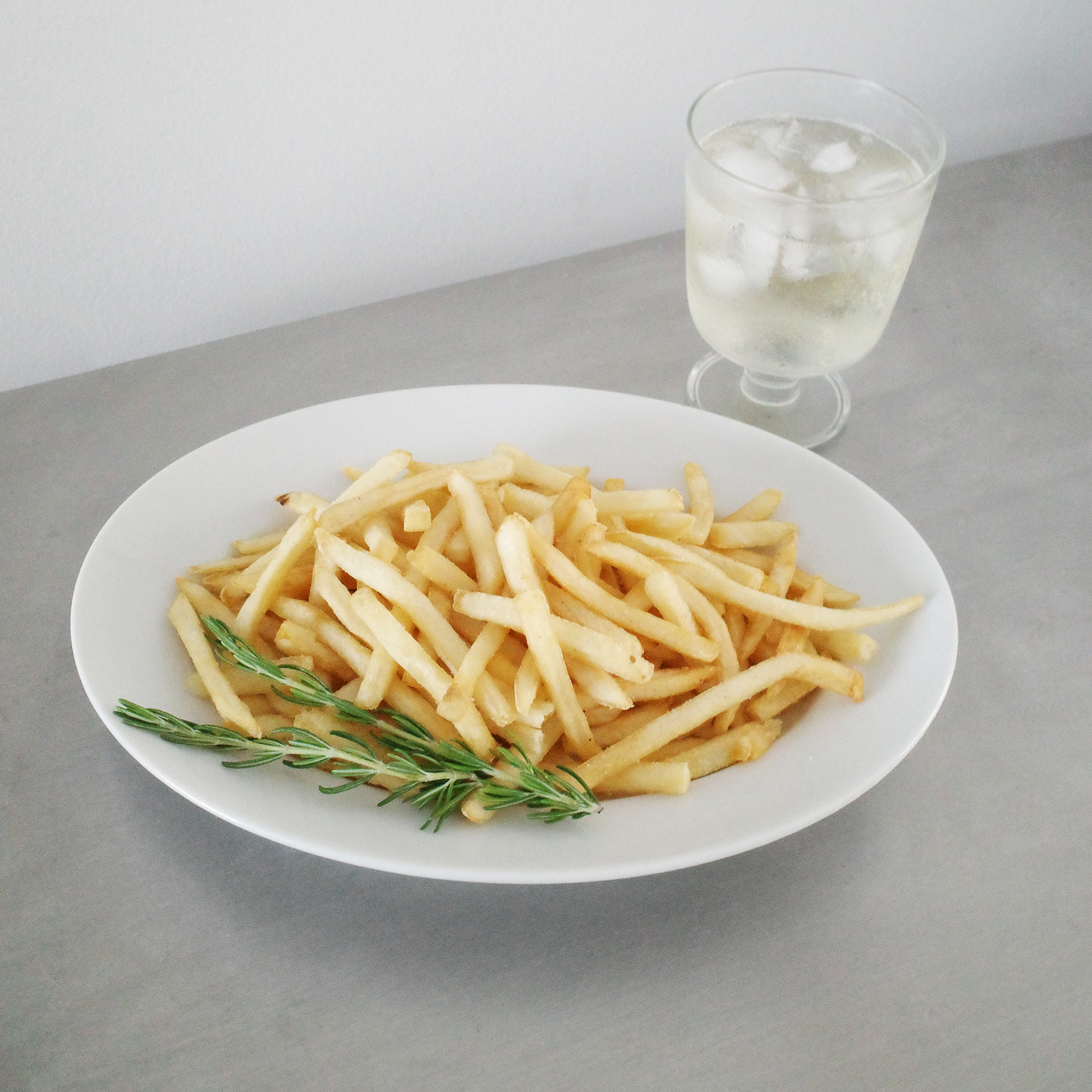 オーバルプレートにフライドポテトをざざっと盛る