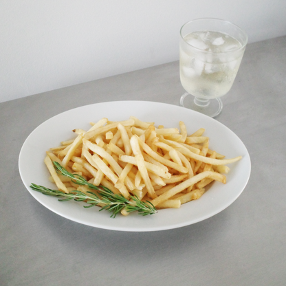 オーバルプレートにフライドポテトをざざっと盛る