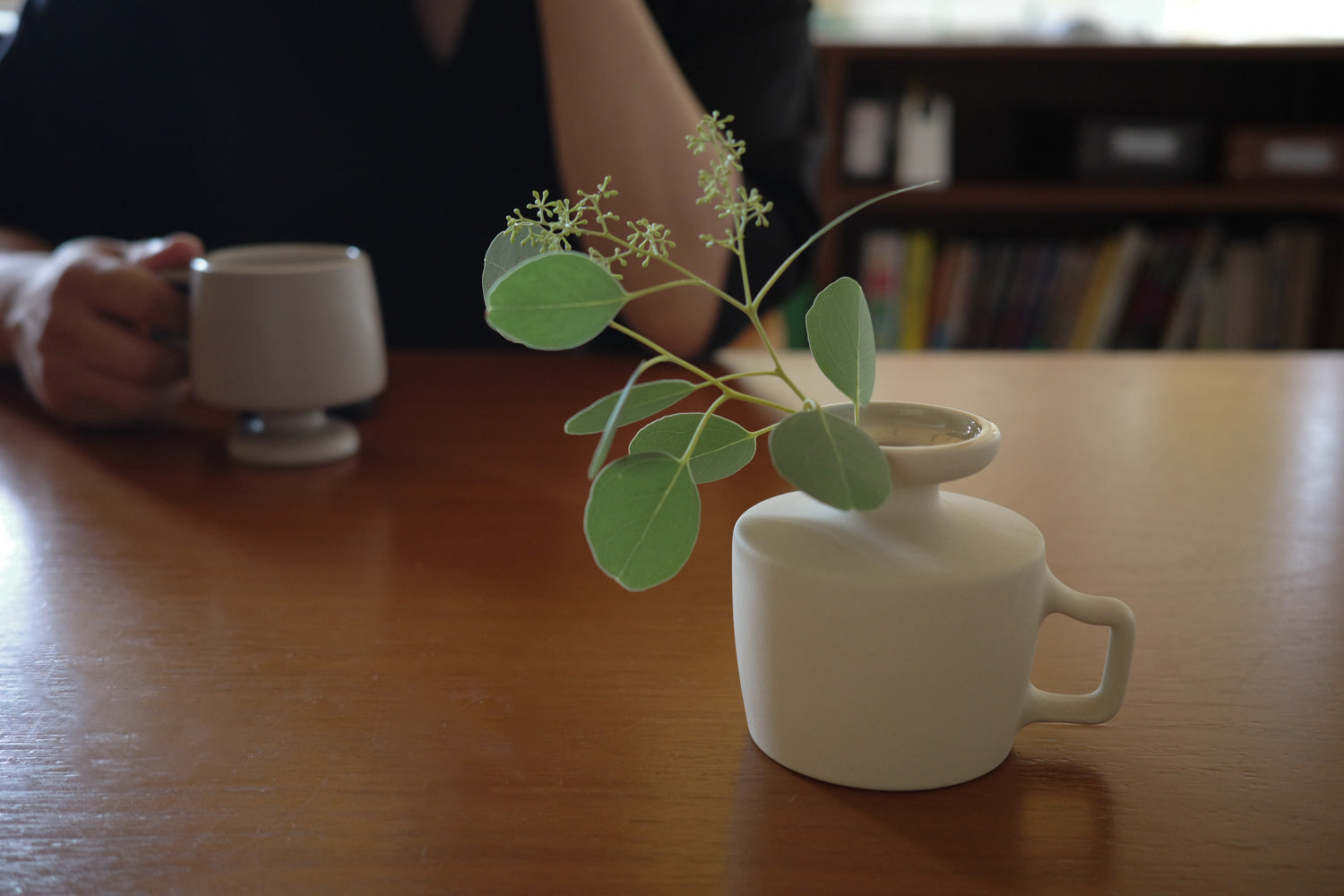 元になったゴブレットマグでコーヒーを飲みながら、花瓶とグリーンを眺める